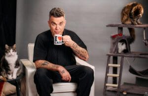 Robbie Williams új premierjében egy fekete-fehér cicával énekel It's Great to Be a Cat Purina