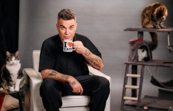Robbie Williams új premierjében egy fekete-fehér cicával énekel It's Great to Be a Cat Purina