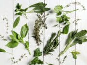 Fűszeres kert kert nélkül, a szomszéd erkélye így biztosan nem lesz zöldebb! Balkonon nevelt fűszernövények