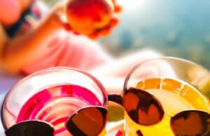 Nyári frissítő barackos koktél – alkoholos és mentes változat Summer, coctail of peaches, smile people