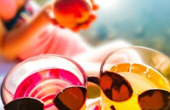 Nyári frissítő barackos koktél – alkoholos és mentes változat Summer, coctail of peaches, smile people
