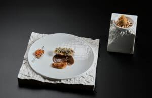 FIATAL PORTUGÁL SÉF ZELLERES ÉTELKÜLÖNLEGESSÉGÉVEL NYERTE EL A S.PELLEGRINO YOUNG CHEF ACADEMY 2022-23-AS VERSENYÉNEK TÁRSADALMI FELELŐSSÉG DÍJÁT Közeledik a S.Pellegrino Young Chef Academy 2022-23-as versenyének várva várt nagydöntője, amelyre 2023. október 4-5-én kerül sor Milánóban