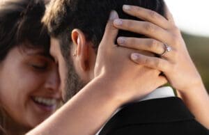 Mutatjuk, mik a legfontosabbtényezők egy karikagyűrű kiválasztásánál Eljegyzési gyűrű