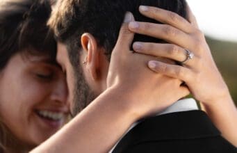 Mutatjuk, mik a legfontosabbtényezők egy karikagyűrű kiválasztásánál Eljegyzési gyűrű