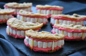 Készüljünk együtt a Halloweenra: hátborzongató receptek az egész családnak Halloween drakula süti