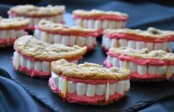 Készüljünk együtt a Halloweenra: hátborzongató receptek az egész családnak Halloween drakula süti