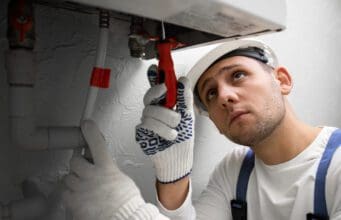 A konyha és a fürdőszoba melegvíz nélkül elképzelhetetlen. Mit tegyek ha elromlik a bojlerem? Vízszerelés a konyhában