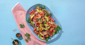 Téli évszak és egészség: Hogyan előzzük meg a vitaminhiányt Hideg reggelek, korán sötétedő esték, esős időjárás. A téli hónapokban testünk fokozott igényt mutat bizonyos vitaminokra és ásványi anyagokra, melyek pótlása kulcsfontosságú a hiánybetegségek megelőzéséhez. Ebben a témakörben Bakk Brigitta, a Rama dietetikus szakértője ad hasznos tanácsokat, hogyan integrálhatjuk izgalmasan és változatosan a vitaminokat étrendünkbe. A Kalóriák és a Mozgás Egyensúlya Télen A téli időszakban kevesebb időt töltünk a szabadban, de étkezéseink gyakran nem csökkennek, sőt a hideg időjárás miatt tartalmasabb ételekre vágyunk. A meleg levesek és raguk, melyekre nyáron alig gondolnánk, most vonzóbbá válnak. A reggeli és vacsora gyakran otthon, televíziózás vagy olvasás közben történik, ami könnyen felboríthatja a kalória bevitel és felhasználás egyensúlyát, különösen az ünnepek alatt. A hosszan tartó ülőmunka során az izmok megmerevedhetnek, ezért fontos, hogy még a nappaliban vagy hálószobában is végezzünk egyszerű testmozgást, például jóga vagy nyújtás formájában. Ha kültéri mozgásra vágyunk, hosszabb séták kisállataink társaságában is megfelelőek lehetnek. Létfontosságú Vitaminok Télen A D-vitamin, amely zsírban oldódik és nélkülözhetetlen a csontok egészségéhez, különösen fontos télen, amikor kevesebb a napfény. D-vitaminban gazdag élelmiszerek, mint a máj, krémlevesek alapanyagaként szolgáló margarin, segíthetnek a szükséges mennyiség pótlásában. Ezek az ételek friss fűszerekkel, mint rozmaring és petrezselyem, még ízletesebbé tehetők. Az E-vitamin, egy másik zsírban oldódó vitamin, szintén létfontosságú a téli hónapokban. Ez az antioxidáns, amely megtalálható a növényi olajokban, gabonacsírákban, és salátákban, segít megkötni a szervezetben a szabadgyököket és erősíti az immunrendszert. A C-vitamin, egy vízben oldódó antioxidáns, szintén elengedhetetlen az immunrendszer erősítéséhez. Mivel hőre és fényre érzékeny, ajánlott nyersen, turmix formájában vagy párolva fogyasztani. Szezonális Élelmiszerek Előnyben Részvétele Télen kevésbé változatos a gyümölcskínálat, de az alma, körte, birsalma és naspolya vegyesen fogyasztva, fagyasztott gyümölcsökkel kiegészítve, remek vitaminforrás lehet. A télen elérhető zöldségekből változatos köretek és krémek készíthetők. Párolt vagy sütőben sült zöldségek, mint a kelbimbó, kelkáposzta, vagy zeller, kiválóak lehetnek főfogásként is. Az étrend kiegészítésére multivitaminok is használhatóak, de figyelni kell a túlfogyasztás veszélyeire, mint például a D-vitamin túlzott bevitelének következményeire. A téli időszakban fontos a rendszeres vérvétel is, hogy a vitaminok szintjét megfelelően monitorozzuk.