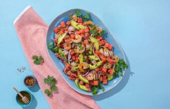 Téli évszak és egészség: Hogyan előzzük meg a vitaminhiányt Hideg reggelek, korán sötétedő esték, esős időjárás. A téli hónapokban testünk fokozott igényt mutat bizonyos vitaminokra és ásványi anyagokra, melyek pótlása kulcsfontosságú a hiánybetegségek megelőzéséhez. Ebben a témakörben Bakk Brigitta, a Rama dietetikus szakértője ad hasznos tanácsokat, hogyan integrálhatjuk izgalmasan és változatosan a vitaminokat étrendünkbe. A Kalóriák és a Mozgás Egyensúlya Télen A téli időszakban kevesebb időt töltünk a szabadban, de étkezéseink gyakran nem csökkennek, sőt a hideg időjárás miatt tartalmasabb ételekre vágyunk. A meleg levesek és raguk, melyekre nyáron alig gondolnánk, most vonzóbbá válnak. A reggeli és vacsora gyakran otthon, televíziózás vagy olvasás közben történik, ami könnyen felboríthatja a kalória bevitel és felhasználás egyensúlyát, különösen az ünnepek alatt. A hosszan tartó ülőmunka során az izmok megmerevedhetnek, ezért fontos, hogy még a nappaliban vagy hálószobában is végezzünk egyszerű testmozgást, például jóga vagy nyújtás formájában. Ha kültéri mozgásra vágyunk, hosszabb séták kisállataink társaságában is megfelelőek lehetnek. Létfontosságú Vitaminok Télen A D-vitamin, amely zsírban oldódik és nélkülözhetetlen a csontok egészségéhez, különösen fontos télen, amikor kevesebb a napfény. D-vitaminban gazdag élelmiszerek, mint a máj, krémlevesek alapanyagaként szolgáló margarin, segíthetnek a szükséges mennyiség pótlásában. Ezek az ételek friss fűszerekkel, mint rozmaring és petrezselyem, még ízletesebbé tehetők. Az E-vitamin, egy másik zsírban oldódó vitamin, szintén létfontosságú a téli hónapokban. Ez az antioxidáns, amely megtalálható a növényi olajokban, gabonacsírákban, és salátákban, segít megkötni a szervezetben a szabadgyököket és erősíti az immunrendszert. A C-vitamin, egy vízben oldódó antioxidáns, szintén elengedhetetlen az immunrendszer erősítéséhez. Mivel hőre és fényre érzékeny, ajánlott nyersen, turmix formájában vagy párolva fogyasztani. Szezonális Élelmiszerek Előnyben Részvétele Télen kevésbé változatos a gyümölcskínálat, de az alma, körte, birsalma és naspolya vegyesen fogyasztva, fagyasztott gyümölcsökkel kiegészítve, remek vitaminforrás lehet. A télen elérhető zöldségekből változatos köretek és krémek készíthetők. Párolt vagy sütőben sült zöldségek, mint a kelbimbó, kelkáposzta, vagy zeller, kiválóak lehetnek főfogásként is. Az étrend kiegészítésére multivitaminok is használhatóak, de figyelni kell a túlfogyasztás veszélyeire, mint például a D-vitamin túlzott bevitelének következményeire. A téli időszakban fontos a rendszeres vérvétel is, hogy a vitaminok szintjét megfelelően monitorozzuk.