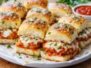 Csirkés parmezán mini szendvics – gyors, sajtos vendégváró recept