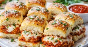 Csirkés parmezán mini szendvics – gyors, sajtos vendégváró recept