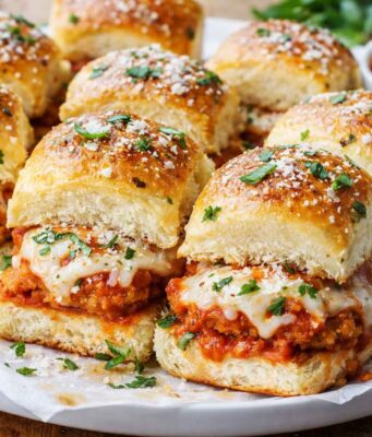 Csirkés parmezán mini szendvics – gyors, sajtos vendégváró recept