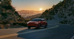 Miközben mások lassítanak, a Toyota felgyorsítja az elektromos átállást Toyota EV