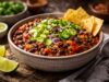 Ez a vegán chili még a húsevőket is meglepi – füstös, sűrű és brutálisan laktató vegán chili, chili recept, babos chili, vegán egytálétel, gyors vacsora
