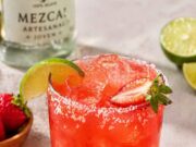 Epres mezcal margarita – a nyár koktélja, amit egyszer kóstolsz és utána mindig ezt rendeled Epres mezcal margarita – a nyár koktélja, amit egyszer kóstolsz és utána mindig ezt rendeled
