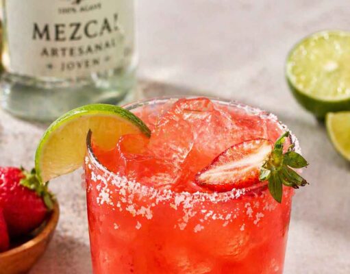 Epres mezcal margarita – a nyár koktélja, amit egyszer kóstolsz és utána mindig ezt rendeled Epres mezcal margarita – a nyár koktélja, amit egyszer kóstolsz és utána mindig ezt rendeled