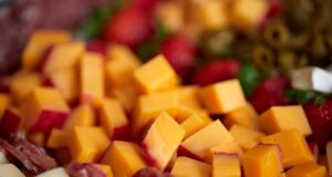Cheddar sajt: fajták, ízek, felhasználás és tárolás