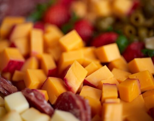 Cheddar sajt: fajták, ízek, felhasználás és tárolás