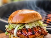 Málnás-chipotles grillcsirke szendvics: édes-csípős glazúr, ami nem ég oda Málnás-chipotles grillcsirke szendvics: édes-csípős glazúr, ami nem ég oda