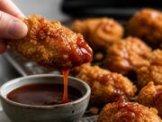 Mézes BBQ csirkefalatok: kukoricapehely-panír a sütőben, olaj nélkül Mézes BBQ csirkefalatok: kukoricapehely-panír a sütőben, olaj nélkül