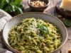 Pestós orzo kolbásszal és pirult paradicsommal egy serpenyőben Pestós orzo kolbásszal és pirult paradicsommal egy serpenyőben