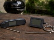 Milyen húshőmérőt vegyél? Kézi gyorsmérő vagy bent hagyható szonda Kézi gyorsmérő és vezetékes szondás húshőmérő – AI-illusztráció