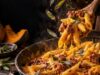 Sütőtökös-kolbászos penne zsályával Sütőtökös-kolbászos penne zsályával