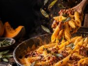 Sütőtökös-kolbászos penne zsályával Sütőtökös-kolbászos penne zsályával